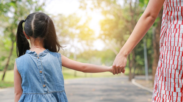 Ilustrasi ibu mengajak anak ke TPS Foto: Shutterstock