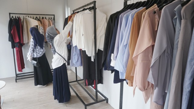Sejumlah pengunjung memilih baju yang ada di Halal Park, GBK, Selasa, (16/4). Foto: Iqbal FIrdaus/kumparan
