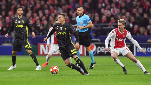 Rodrigo Bentancur, Federico Bernardeschi, dan Frenkie de Jong pada laga Ajax vs Juventus leg I. Foto: AFP/Emmanuel Dunand