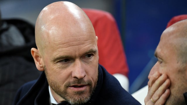Erik ten Hag mendampingi Ajax di laga melawan Juventus. Foto: Reuters/Piroschka van de Wouw