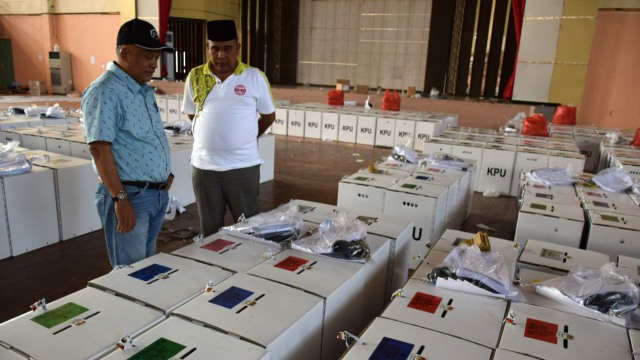 Komisioner KIP Aceh, Akmal Abzal (kanan) memantau distribusi kotak dan surat suara di Banda Aceh. Foto: Yudi/acehkini 