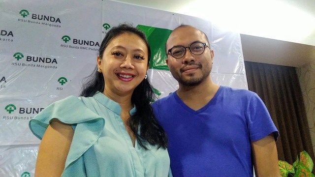 Asri Welas (tengah), dan suami, Galiech Ridha Rahardja (kiri), saat jumpa pers kelahiran anak ketiga di RSIA Bunda, Jakarta Pusat, Selasa (16/4). Foto: Maria Gabrielle Putrinda/kumparan