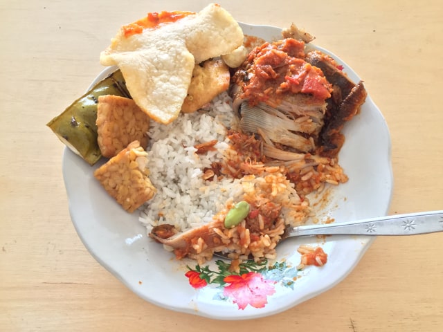 Sego Sambel Surabaya Iwak Pe di Tebet Foto: Azalia Amadea/Kumparan