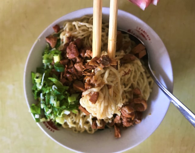 Mi ayam di parkiran motor Kuningan City. Foto: Toshiko/kumparan