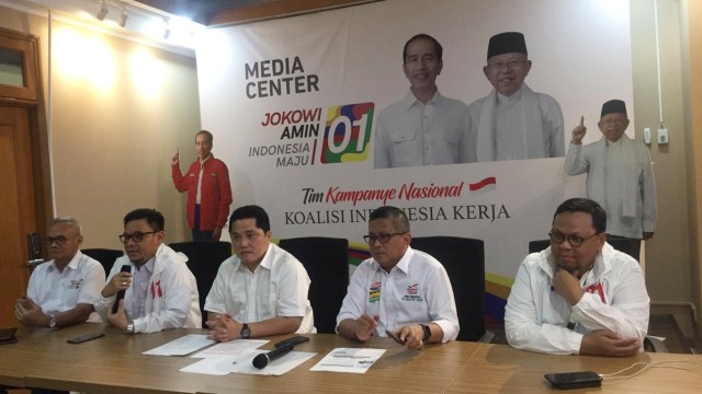 Konperensi pers Ketua TKN, Erick Thohir bersama dengan direktur Program Kampanye, Direktur Saksi Jubir dan Sekretaris TKN. Foto: Reki Febrian/kumparan