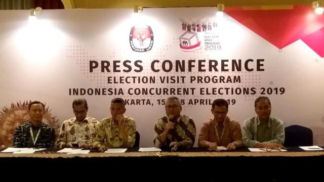 Konferensi pers KPU terkait rekomendasi Bawaslu. Foto: Fadjar Hadi/kumparan