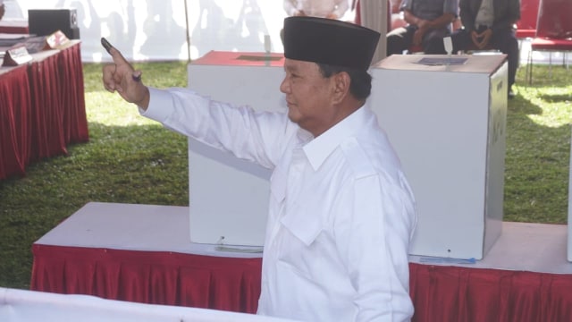 Capres nomor urut 02, Prabowo Subianto usai mencoblos di TPS 041 Hambalang, Kabupaten Bogor. Foto: Irfan Adi Saputra/kumparan