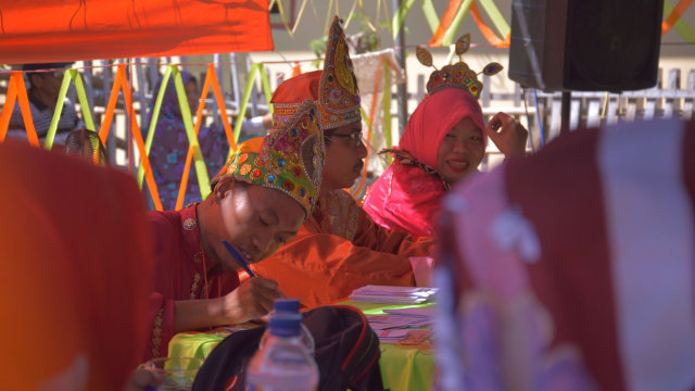 Petugas TPS berbaju adat Gorontalo Foto: Dok. Banthayo