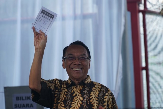 Mantan Menteri Kebudayaan dan Pariwisata Jero Wacik menggunakan hak memipihnya di Lapas Sukamiskin Bandung. (Ananda Gabriel) 