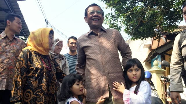 Mantan Ketua Mahkamah Konstitusi (MK) Mahfud MD bersama anak dan cucunya tiba di TPS 105 Sambilegi Lor, Maguwoharjo, Depok, Kabupaten Sleman, Rabu (17/4). Foto: Arfiansyah Panji Purnandaru/kumparan