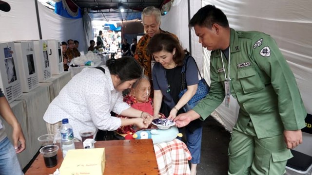 Pemilih Lansia di TPS 10 Glodok, Jakarta, usai menggunakan hak pilihnya. Foto: Helmi Afandi/kumparan