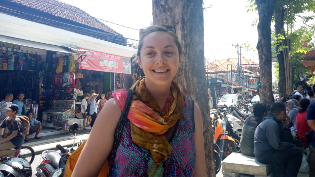 Krystel Hayes (36) perempuan asal Brisbane, Australia melihat TPS 20 dan TPS 21 di Banjar Pering, Desa Kuta. Foto: Denita BR Matondang/kumparan