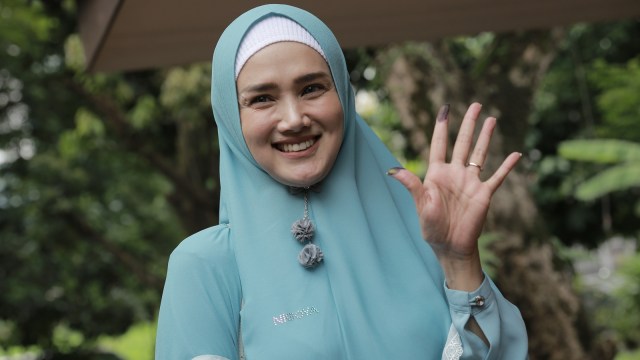 Penyanyi Mulan Jamela memperlihatkan jarinya setelah mencoblos di TPS 049 di Pondok Pinang. Foto: Ronny