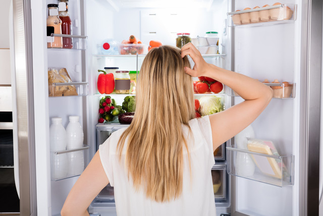 Mencari makanan di kulkas Foto: Shutterstock