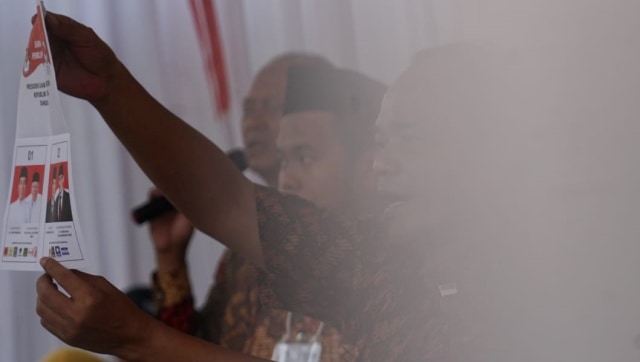 Petugas KPPS sedang memperlihatkan surat suara saat melakukakn penghitungan. Foto: Jamal Ramadhan/kumparan