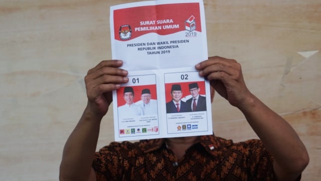 Petugas KPPS sedang memperlihatkan surat suara saat melakukakn penghitungan. Foto: Jamal Ramadhan/kumparan