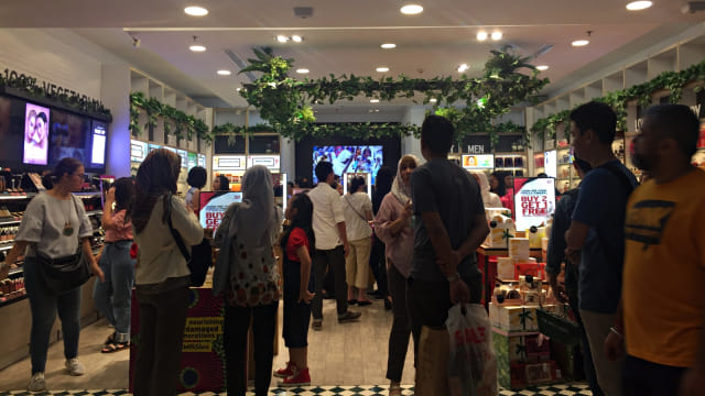 Pengunjung mengantre di salah satu outlet produk kecantikan saat hari Pemilu. Foto: Selfy Sandra Momongan/kumparan
