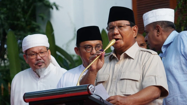 Capres nomor urut 02, Prabowo Subianto saat menggelar konferensi pers di Kertanegara. Foto: Jamal Ramadhan/kumparan
