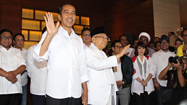 Paslon capres-cawapres nomor urut 01 Jokowi-Ma'ruf Amin melambaikan tangan usai menyampaikan pidato terkait Quick Count. Foto: Nugroho Sejati/kumparan
