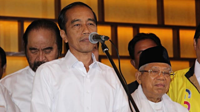 Calon presiden nomor urut 01 Jokowi saat menyampaikan pidato terkait Quick Count di Djakarta Theatre. Foto: Nugroho Sejati/kumparan