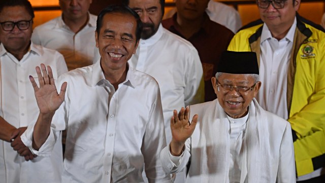 Calon presiden dan wakil presiden nomor urut 01, Joko Widodo dan Ma'ruf Amin, melambaikan tangan usai memberikan keterangan terkait Pilpres 2019. Foto: Antara/Akbar Nugroho Gumay