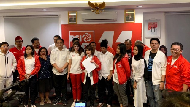 Ketua Umum PSI Grace Natalie (tengah), bersama jajaran DPP PSI konferensi pers terkait hasil quick count Pileg 2019. Foto: Dok. Tim Media PSI