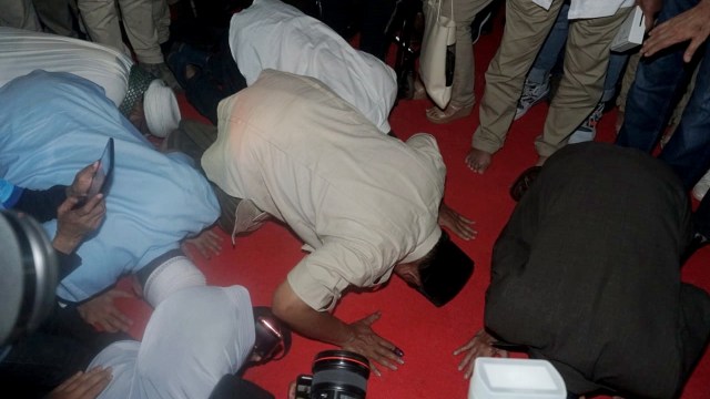 Calon Presiden nomor urut 02 Prabowo Subianto melakukan sujud syukur di Rumah Kertanegara. Foto: Irfan Adi Saputra/kumparan