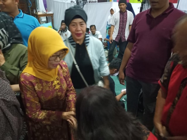 Sudjiatmi Notomiharjo, ibunda presiden Joko Widodo, saat menghadiri kegiatan nonton bareng hasil perhitungan cepat (quick count) Pemilu 2019 pada Rabu (17/4/2019) petang. (Agung Santoso)