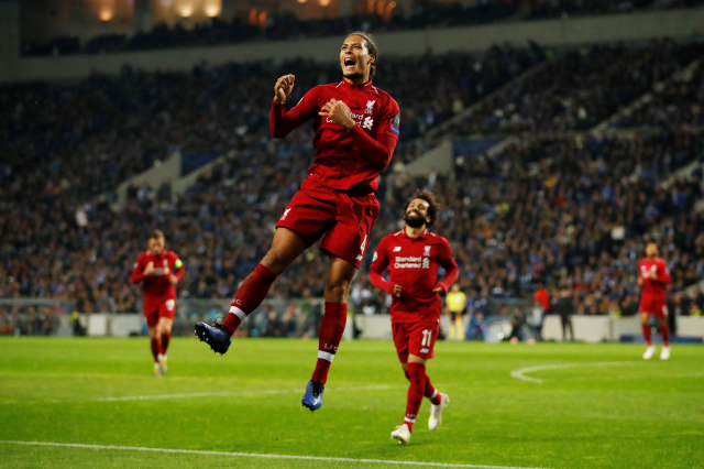 Virgil van Dijk saat melakukan selebrasi gol saat melawan Porto. Foto: Reuters/Andrew Boyers
