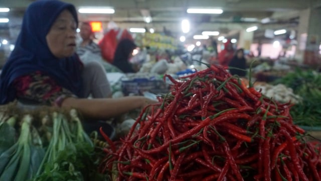 Pedagang cabai di pasar tradisional Pasar Minggu, Jakarta Selatan. Foto: Irfan Adi Saputra/kumparan