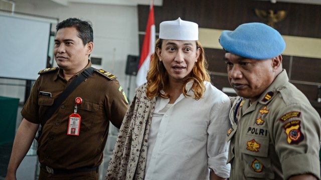 Terdakwa Bahar bin Smith berjalan keluar ruangan seusai menjalani sidang lanjutan. Foto: Antara/Raisan Al Farisi