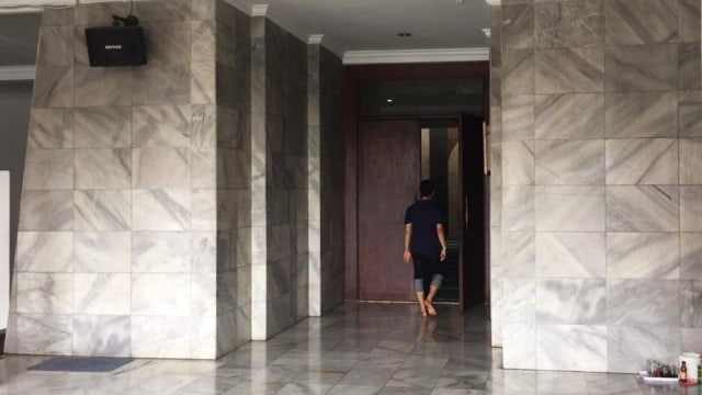 Suasana Masjid Al Hikmah di Lebak Bulus, Jakarta Selatan yang terkena aksi vandalisme pornografi. Foto: Raga Imam/kumparan