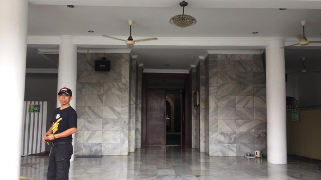 Suasana Masjid Al Hikmah di Lebak Bulus, Jakarta Selatan yang terkena aksi vandalisme pornografi. Foto: Raga Imam/kumparan