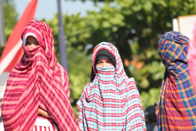 Wanita yang Belum Menikah Menggunakan Rimpu Foto: Flickr / Ramiaji Lamsari