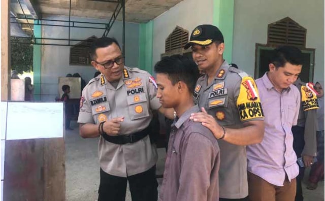 Pemuda inisial M (20) tahun diamankan usai mencoblos 20 surat suara untuk pasangan capres-cawapres nomor urut 02, Rabu (17/4/2019). Petugas KPPS dinilai lalai.
