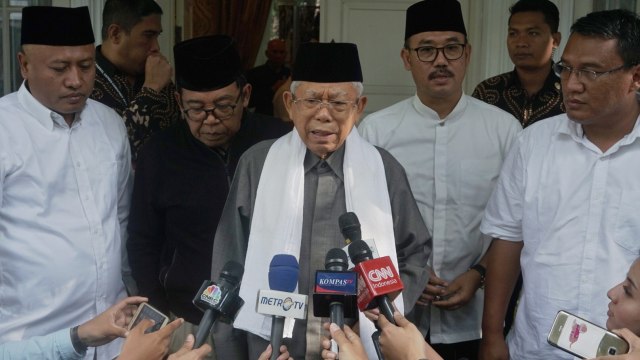 Ma'ruf Amin (tengah) di kediamannya Jalan Situbondo, Jakarta, Kamis (18/4/2019). Foto: Irfan Adi Saputra/kumparan