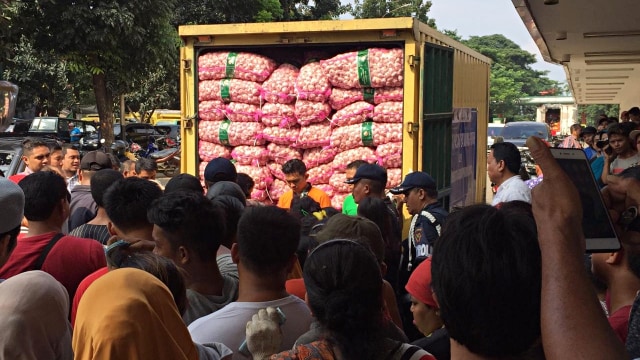 Direktorat Jenderal Perdagangan Dalam Negeri Kementerian Perdagangan melakukan kegiatan Operasi Pasar Bawang Putih di Pasar Induk Kramat Jati. Foto: Elsa Toruan/kumparan