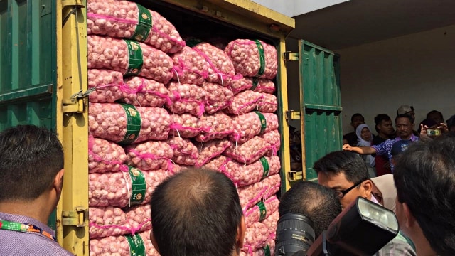 Direktorat Jenderal Perdagangan Dalam Negeri Kementerian Perdagangan melakukan kegiatan Operasi Pasar Bawang Putih. Foto: Elsa Toruan/kumparan