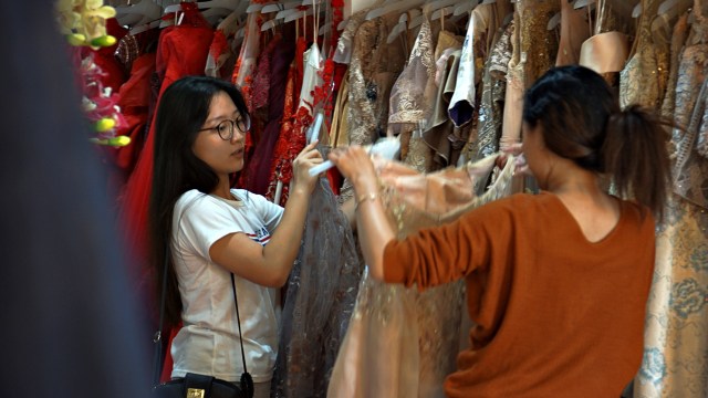 Ilustrasi orang melihat baju. Foto: Jodi Hermawan