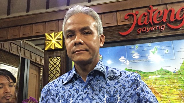 Gubernur Jateng Ganjar Pranowo di kantornya. Foto: Afiati Tsalitsati/kumparan