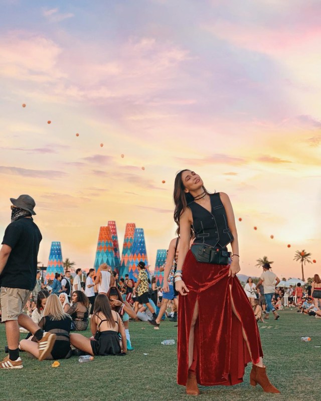 Gaya Luna Maya saat menyaksikan festival Coachella hari kedua. Foto: Instagram @lunamaya