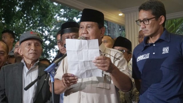 Prabowo Subianto (tengah) saat konferensi pers Deklarasi kemenangan Pilpres 2019 di Kertanegara, Jakarta. Foto: Iqbal Firdaus/kumparan