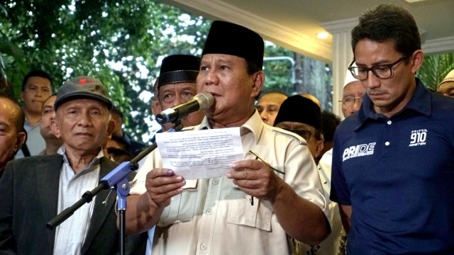 Capres nomor urut 02 Prabowo saat mendeklarasikan kemenangan pada konferensi pers di Kertanegara, Jakarta Selatan, Kamis (18/4). Foto: Iqbal Firdaus/kumparan