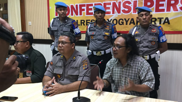 Sabar Gimbal (kanan) memberikan klarifikasi soal video viralnya. Foto: Arfiansyah Panji Purndanu/kumparan