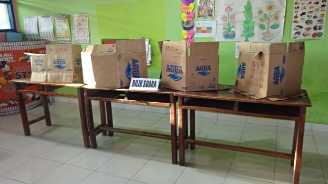TPS di Bali yang bilik suaranya menggunakan kardus air mineral. Foto: Denita BR Matondang/kumparan
