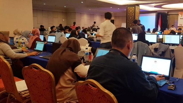 Proses saat Situng KPU dilakukan. Foto: Efira Tamara/kumparan
