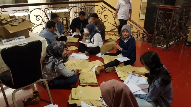 Proses saat Situng KPU dilakukan. Foto: Efira Tamara/kumparan
