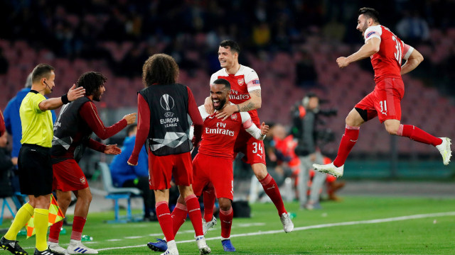 Alexandre Lacazette usai mencetak gol ke gawang Napoli. Foto: Reuters/Matthew Childs