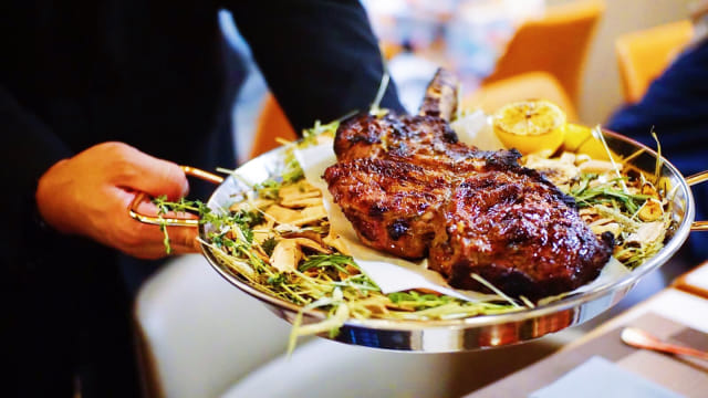 Ilustrasi Tomahawk steak. Foto: Mela Nurhidayati/kumparan