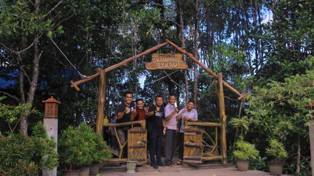 Rumah makan kampung bakau yang berada di antara pepohonan mangrove, Foto: Mufti/kendarinesiaid